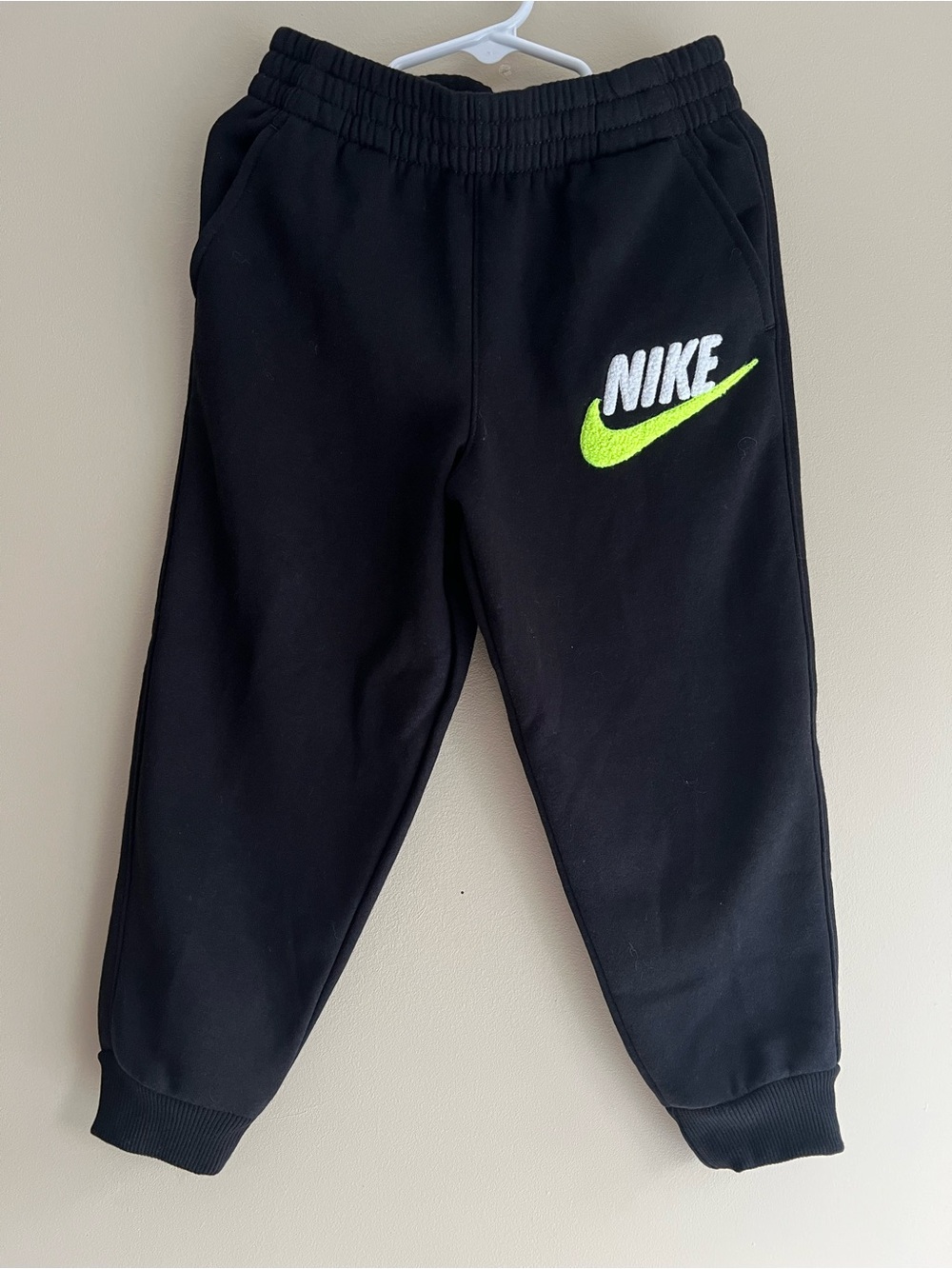 Nike Kids Black Fleece Joggers Sweatpants Chenille Logo Size 5 NWT